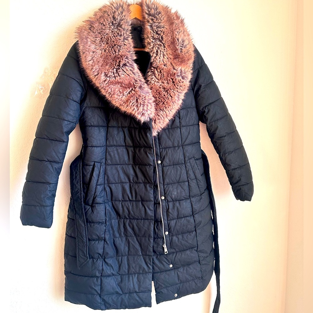 Long puffer jacket NEW no tags. Front zipper. Faux neck fur detail